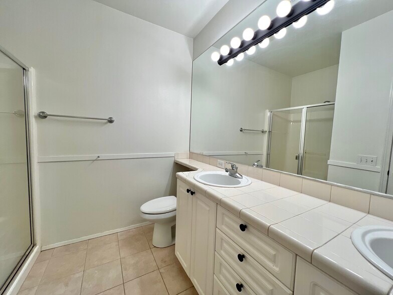 Building Photo - 12712 Admiralty Way