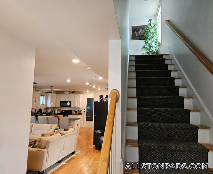 Building Photo - 14 Fern St