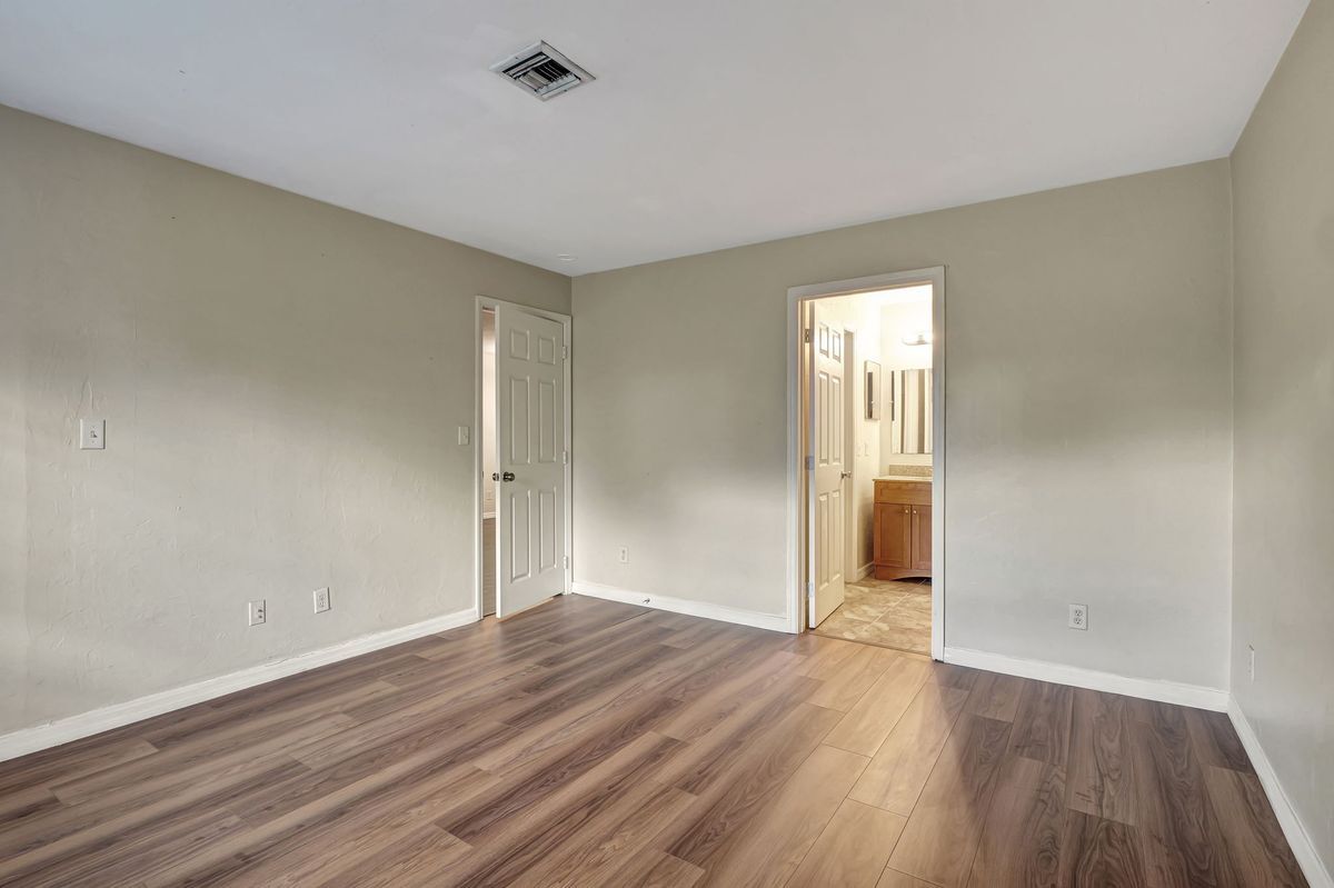 Building Photo - 706 111th Ave N