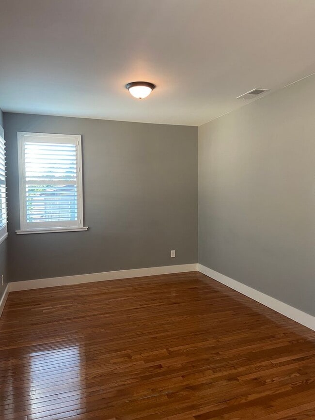 Building Photo - Beautifully remodeled 3 Bdrm+Master retrea...