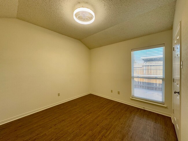 Building Photo - Duplex *LEASING SPECIAL AVAILABLE*