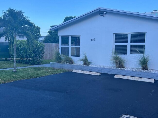 Building Photo - 206 SE 10th St