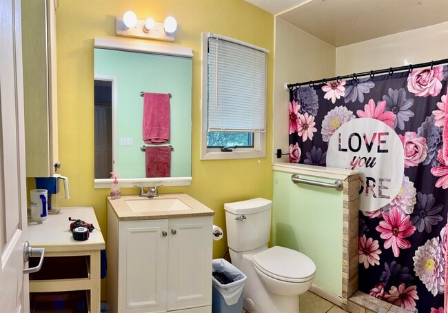 Building Photo - 512 Side Saddle