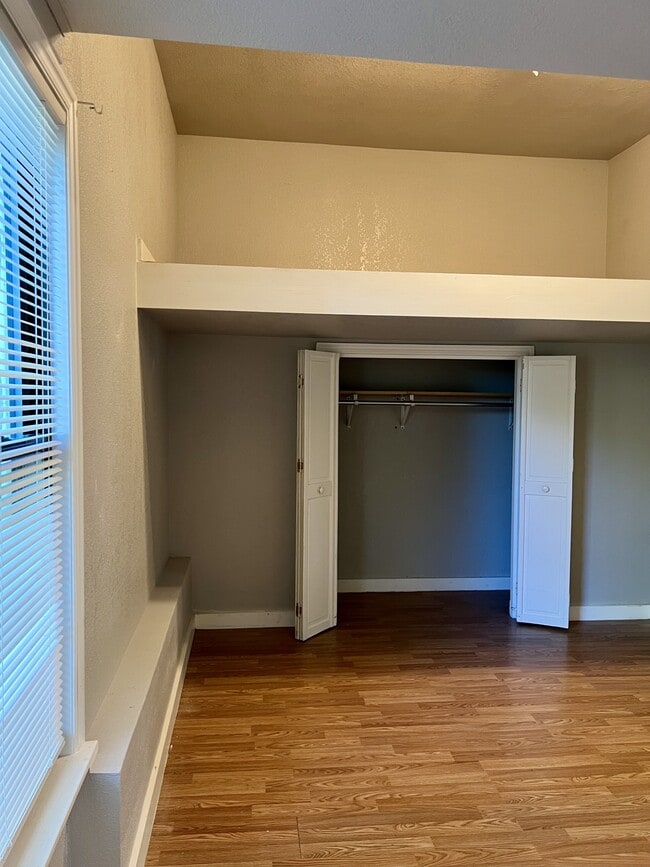 Building Photo - 107 N Gillette Ave