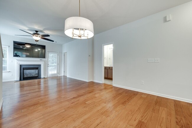 Building Photo - Beautifully maintained 3-bedroom, 3 bath e...