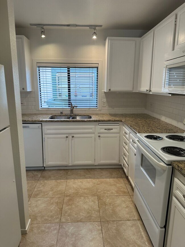 Building Photo - MISSION HILLS-SPACIOUS 2BR /2BA WITH MODER...
