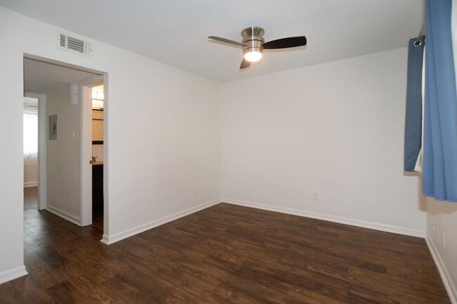 Building Photo - 2401 Manor Rd