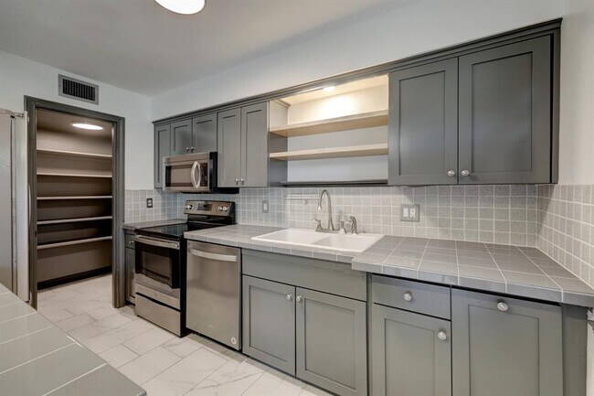 Building Photo - 6326 Chevy Chase Dr