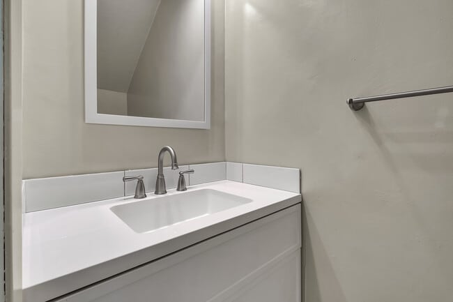 Building Photo - 1909 Harriman Ln