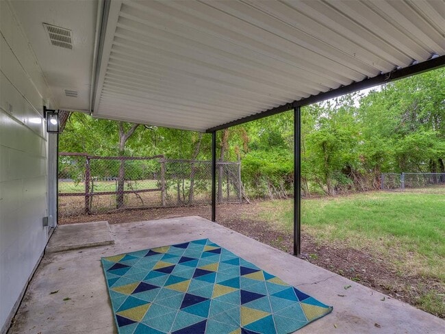 Building Photo - 906 E Comanche St