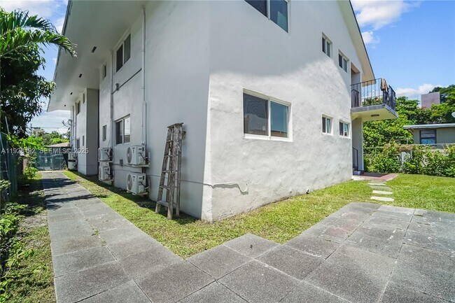 Building Photo - 2622 NW 24th St