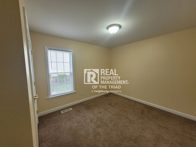 Building Photo - Newly Renovated Now Ready! One level 3BR/2...