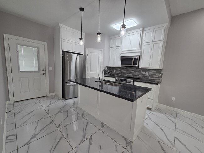 Building Photo - 1610 W B St