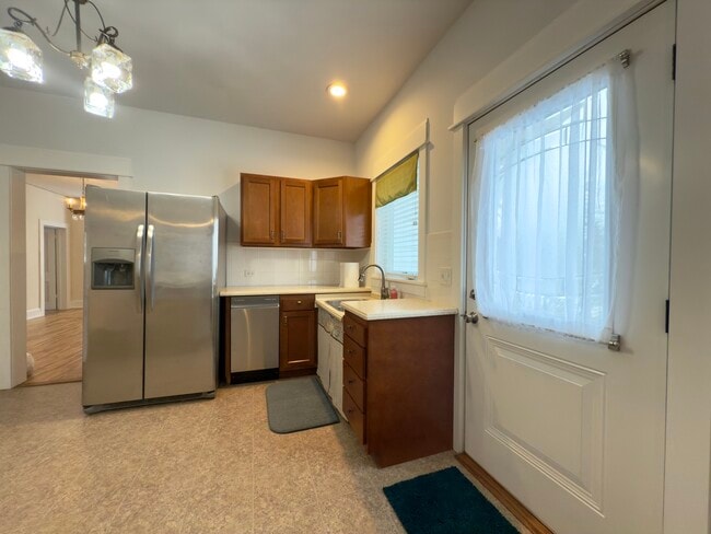 Building Photo - 717 Warner Ave