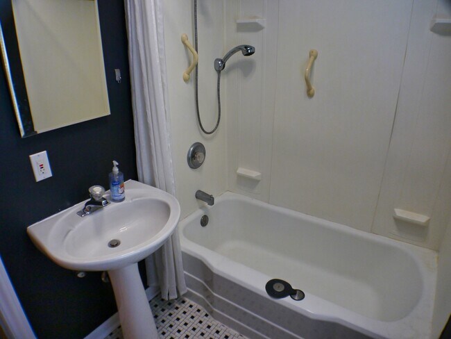 Building Photo - 9337 S Richmond Ave