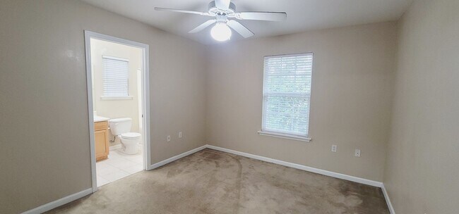 Building Photo - LOVELY NW 3/3 End Unit w/ Washer/Dryer, Open Kitchen w/ Bar, & More! $1450/month Avail June 1st!