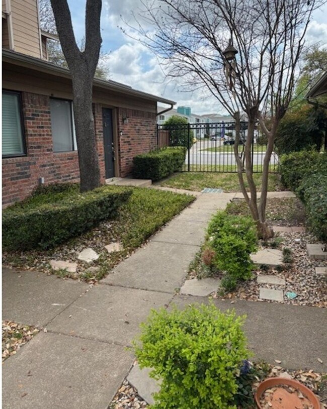 Building Photo - Townhome in Gated Community