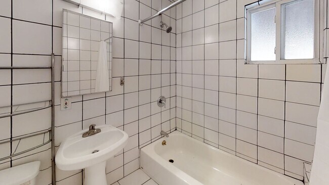 Building Photo - 8BD/4BA on Rockford! Great Yard! (Lease ou...