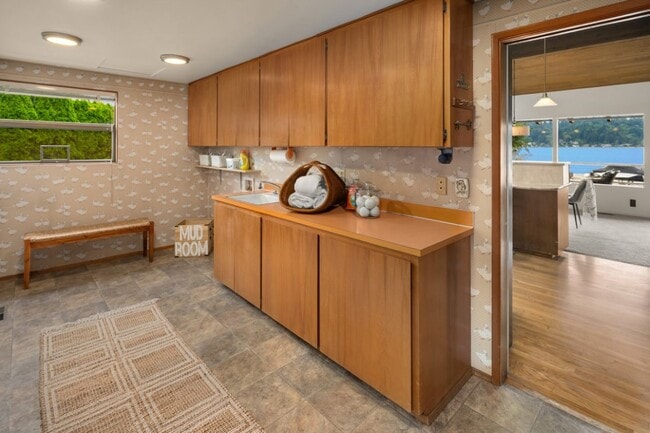 Building Photo - 4Bd/2.25Ba Bellevue House