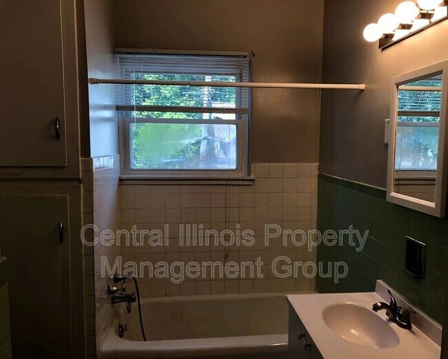 Building Photo - 505 E Locust St