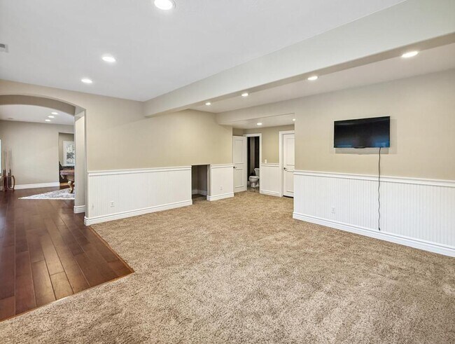 Building Photo - 1615 E Lakeview Way