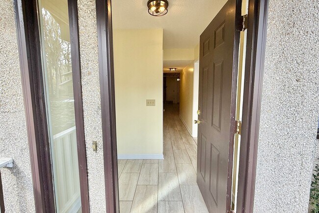 Building Photo - $500 RENT CREDIT | AVAILABLE NOW! (Pets Considered)