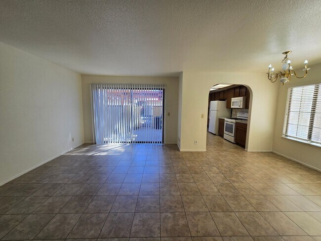 Building Photo - An Amazing Henderson 3 Bedroom Townhome!!
