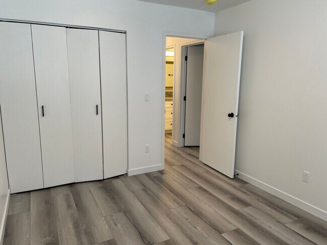 Building Photo - 1206 W Columbia Ave