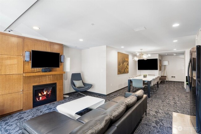 Building Photo - 1 Bedroom Condo 2 Blocks from Waterfront!