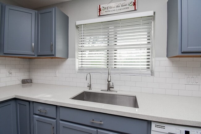 Building Photo - 6817 Hendon Ln