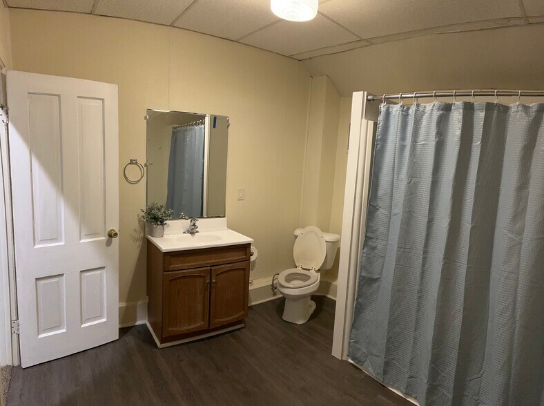 large bathroom - 528 Union St