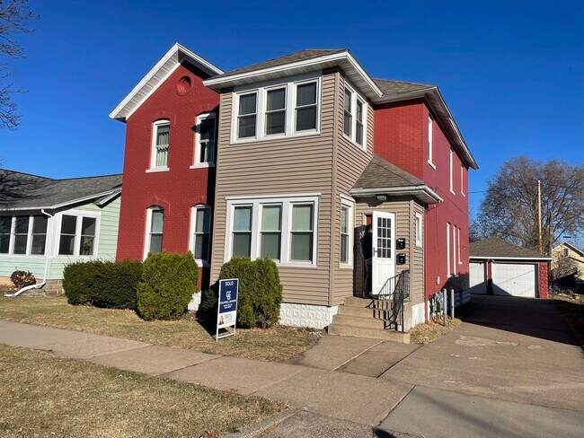 Building Photo - 556 E 5th St