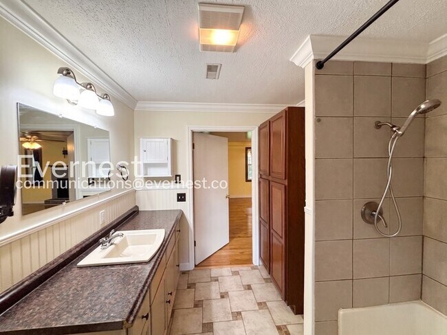 Building Photo - 2 Bed/1 Bath Home with Carport / Pet-Friendly / Available Now!