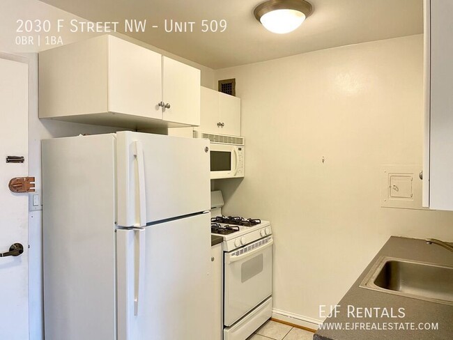 Building Photo - Bright, efficiency w Full Kitchen, Pool, 2...