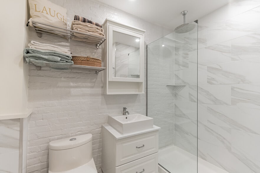 Full Bath 2 - 807 E Passyunk Ave