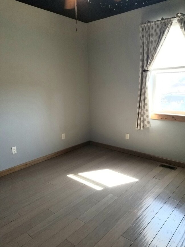 Building Photo - Adorable 2 Bedroom House- Great Location!