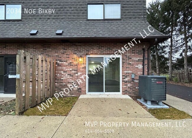 Building Photo - Newly Renovated Townhome in South-East Col...