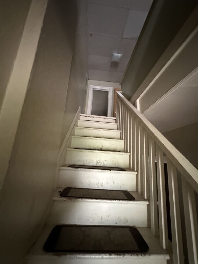 Building Photo - 5 Bed 2 Bath close to UWEC available June 1st! Has a new bathroom!