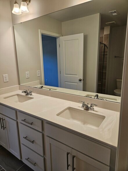 Building Photo - 530 Light Oak Way