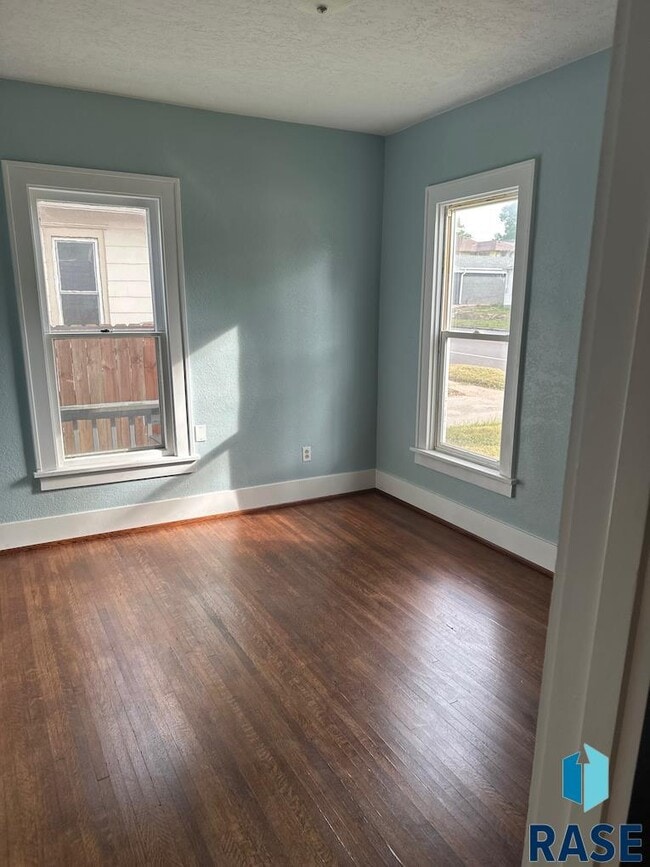Building Photo - 427 S Prairie Ave
