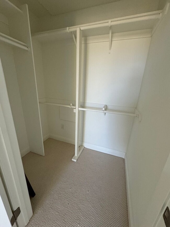 Building Photo - Updated Top Floor Unit -- Perfect Commuter Location -- Walking Distance to Laurel Street -- Must ...