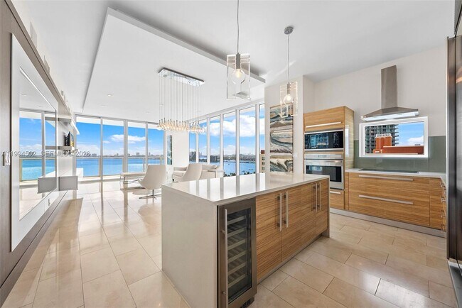 Building Photo - 2020 N Bayshore Dr