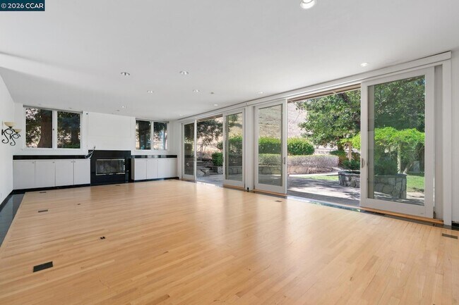 Building Photo - 660 La Casa Via