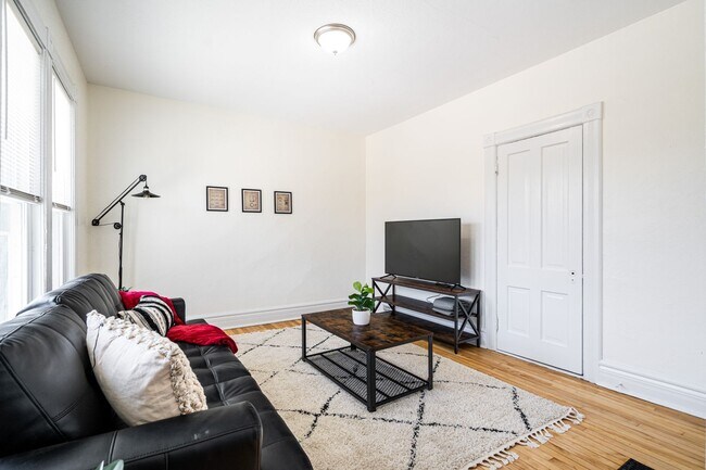 Building Photo - 4Bdrm Upper Flat of Eastside Duplex Fully ...