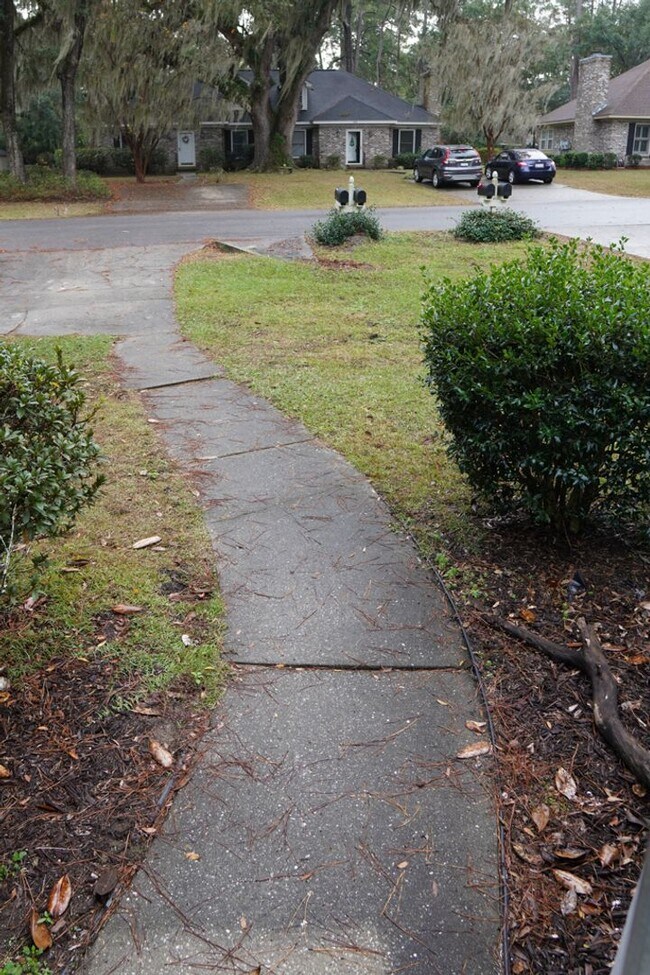 Building Photo - Two Bedroom Townhome!