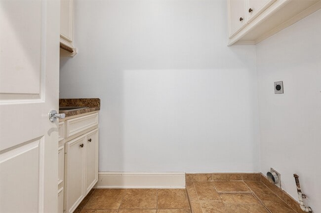 Building Photo - 4523 Maple St