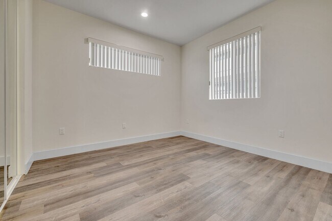 Building Photo - 4 Bed / 4 Bath Townhome in Sawtelle