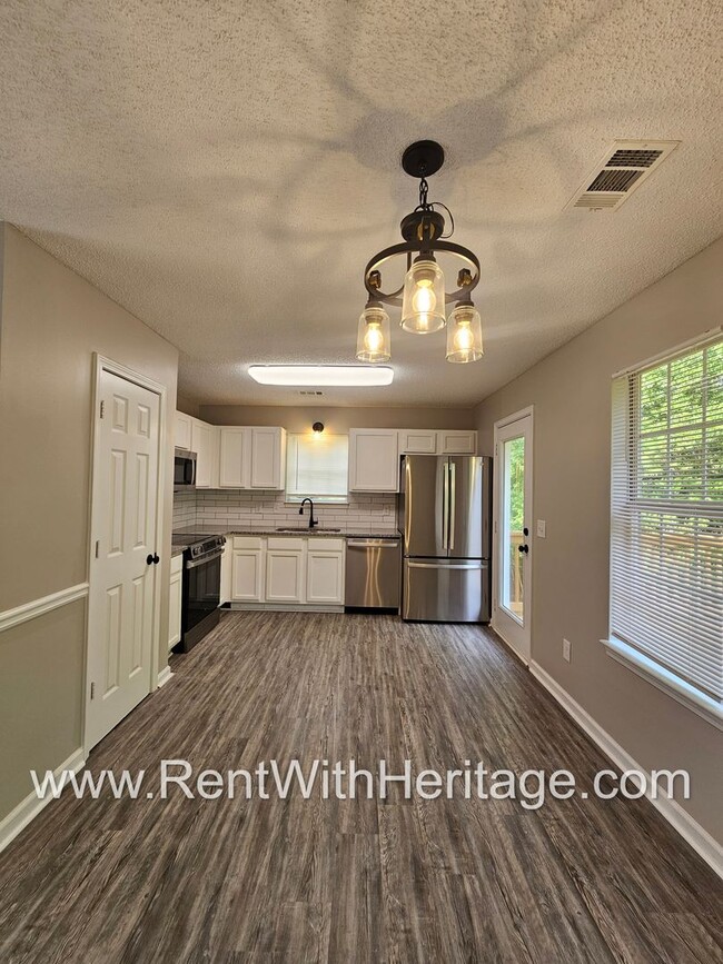 Building Photo - Gorgeous 5 bedroom/ 3 bath/ Upgrades Galor...