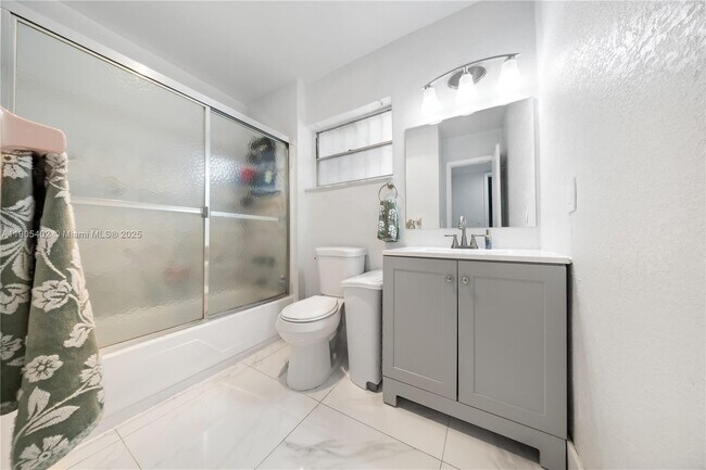 Building Photo - 140 Royal Palm Rd