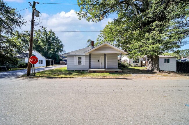 Building Photo - Newly renovated 2 Bedroom 1 bath charming ...